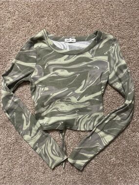 Stitch & Pine Long-Sleeve Swirl Print Crop Top in Olive Green
